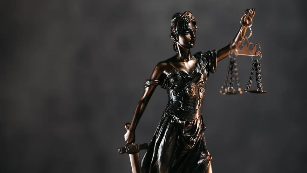 Estátua da justiça de bronze com balança e espada