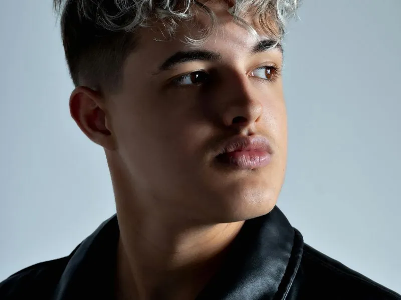 Retrato de modelo masculino de jaqueta de couro